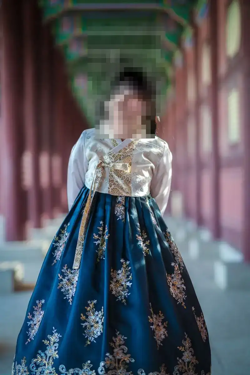 일산명월관요정을 대표하는 남색 비단 한복을 차려입은 여성의 단아한 자태