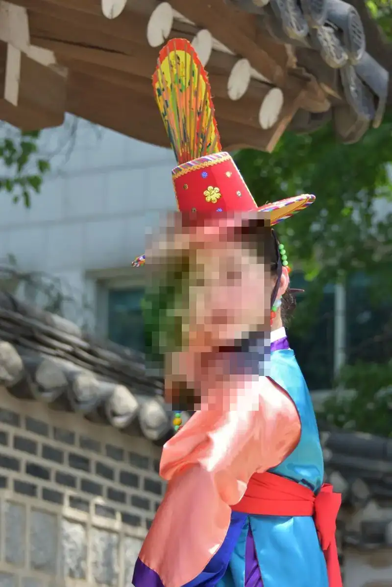 일산요정 첫걸음의 설렘, 전통 관모를 쓴 화려한 한복 차림 여성