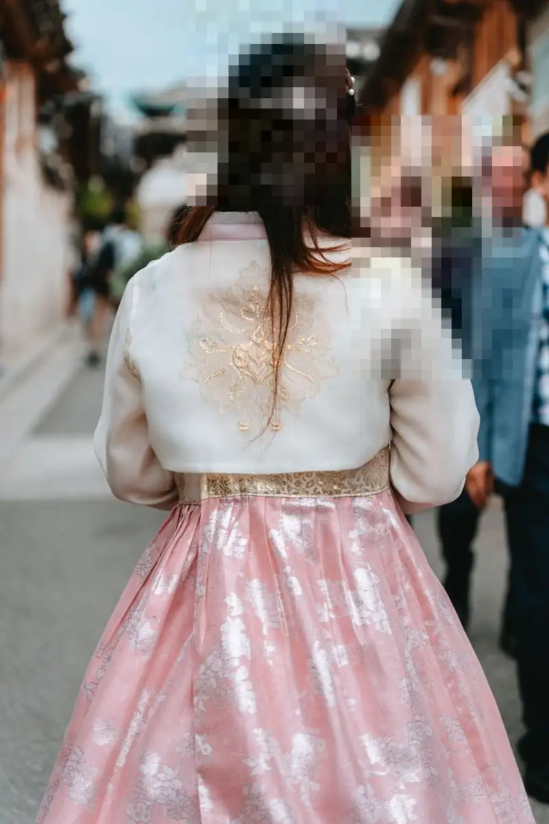 남의 눈이 닿지 않는 독립 공간, 분홍 치마 한복 여성의 뒷모습