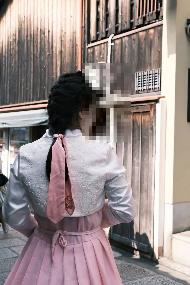 첫 방문객을 반기는 분홍 한복과 고운 댕기 머리의 접객원