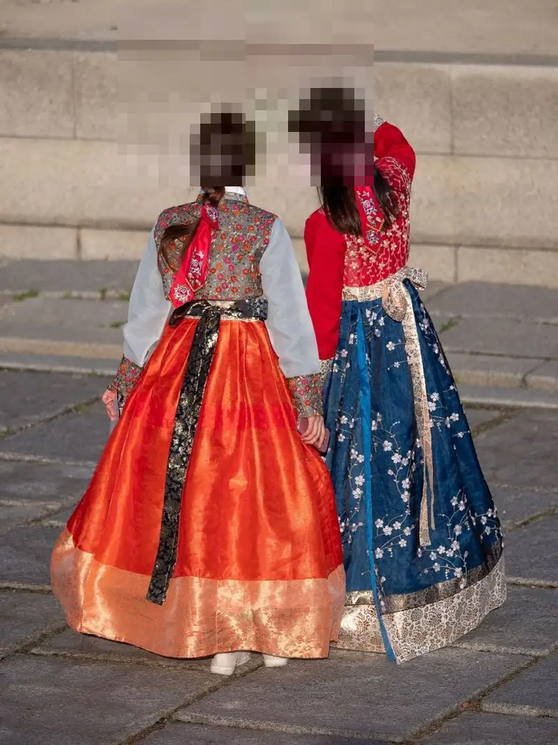 붉고 푸른 전통 한복을 갖춘 여성들이 자아내는 일산 밤문화의 품격