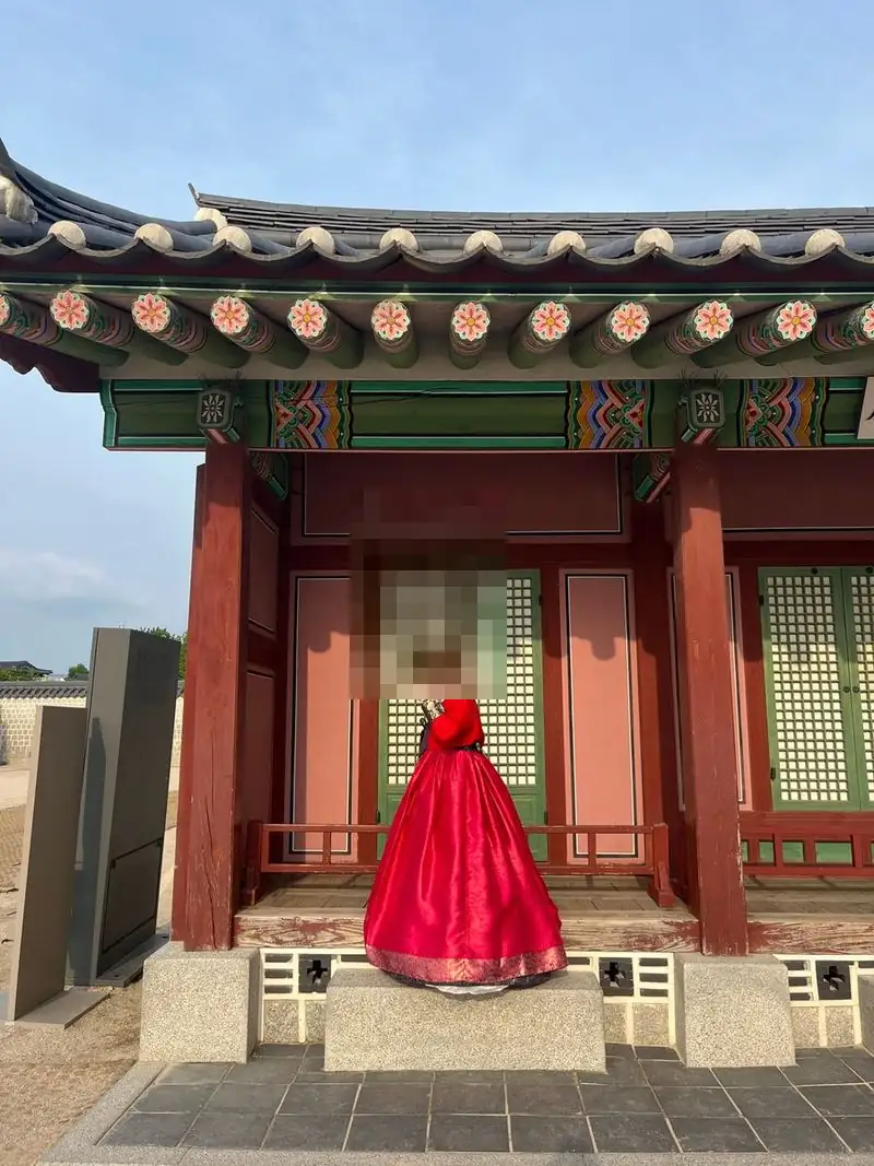 VIP 접대를 위한 격조 있는 공간을 지키는 붉은 한복 여성
