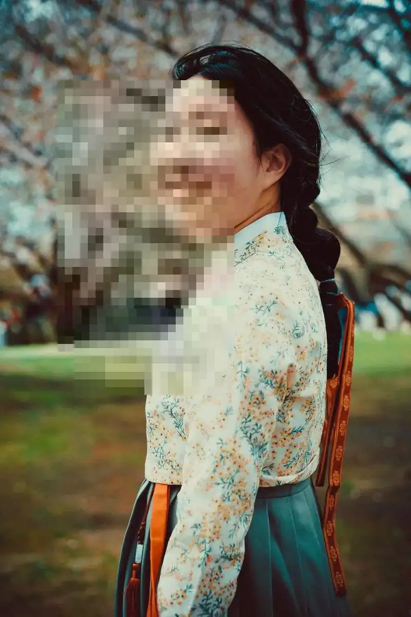 봄빛 배경에 환하게 미소 짓는 한복 입은 일산요정 접객원