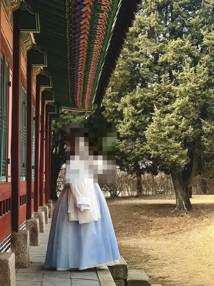 처음 찾은 일산명월관 한옥, 흰 한복을 차려입은 여성이 손님을 맞는 정경